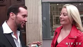 L'uomo avvitando il  ...