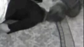 L'uomo accendere la  ...