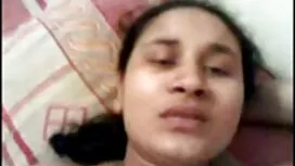 Petite bruna prende  ...