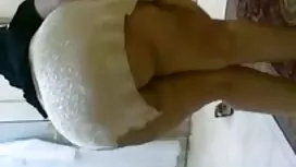 Un uomo carino inseg ...