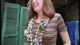 Nina accarezzando po ...
