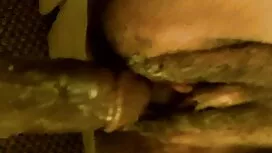 Una giovane camerier ...