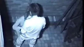 Un uomo adulto avvit ...