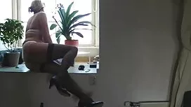 Una giovane donna am ...
