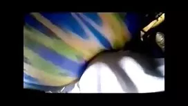 Uomo avvitando megas ...