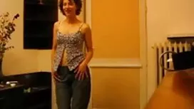 Un giovane uomo brun ...